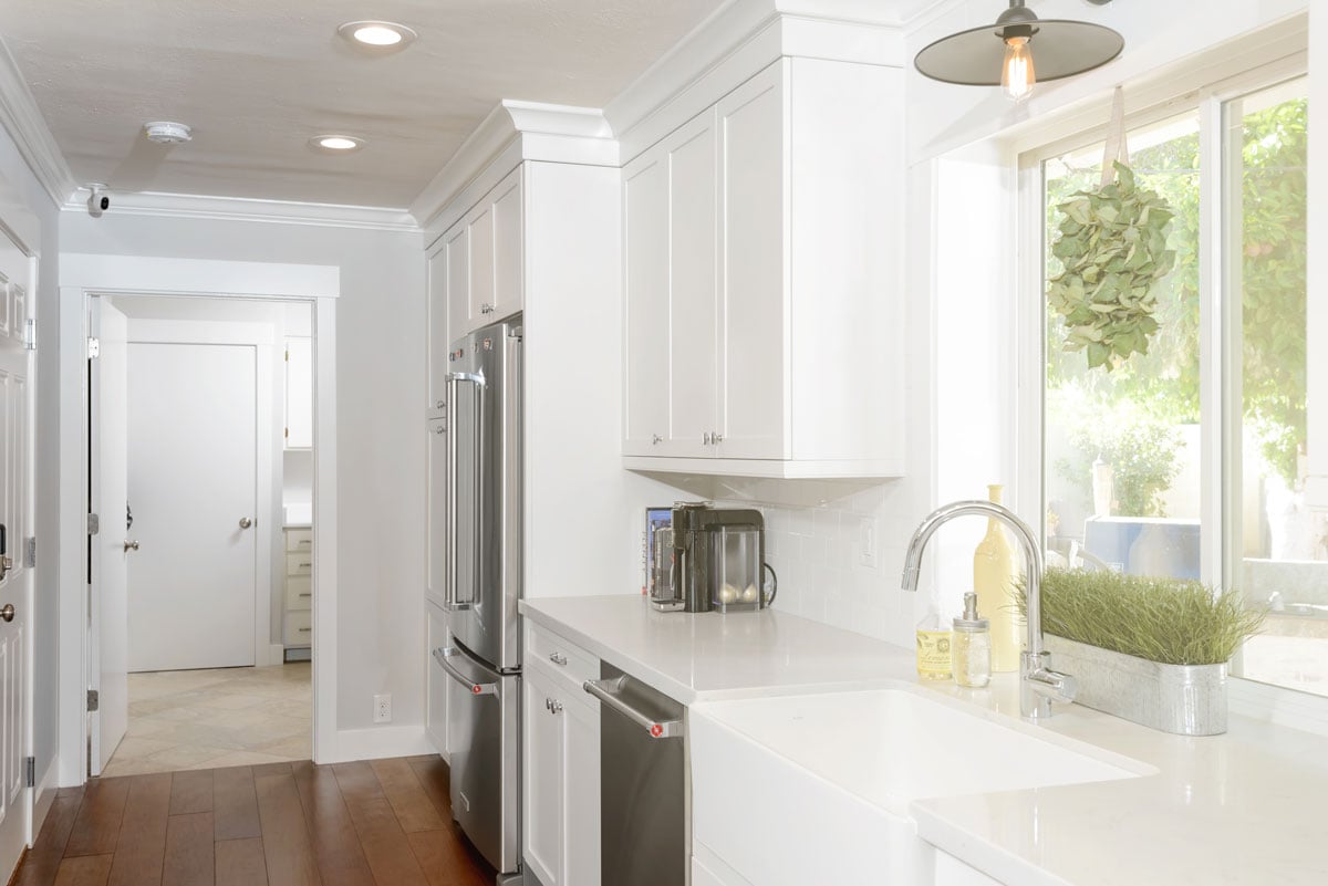 Central-Phoenix-Mordern-Farmhouse-Kitchen-White-Cabinets-and-Appliances
